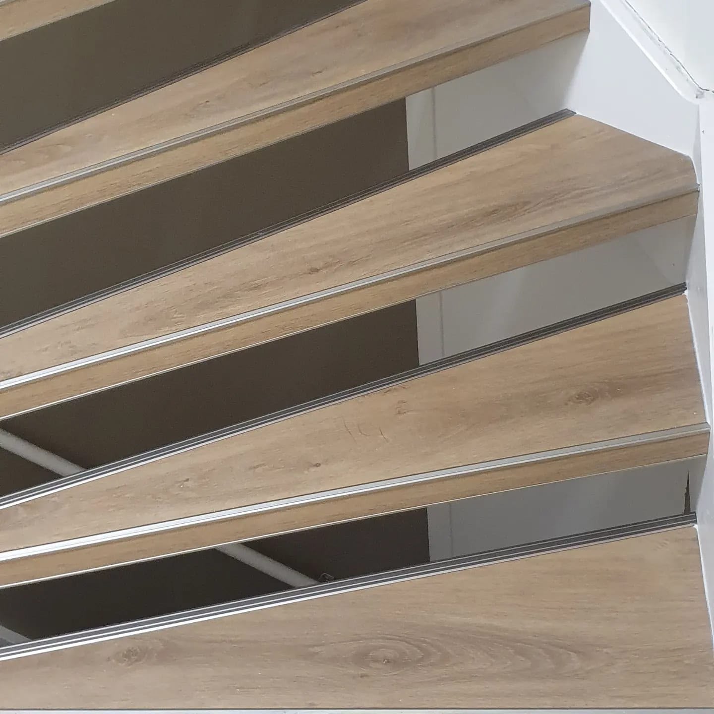 Close-up van traptreden met houtlook en metalen trapneuzen