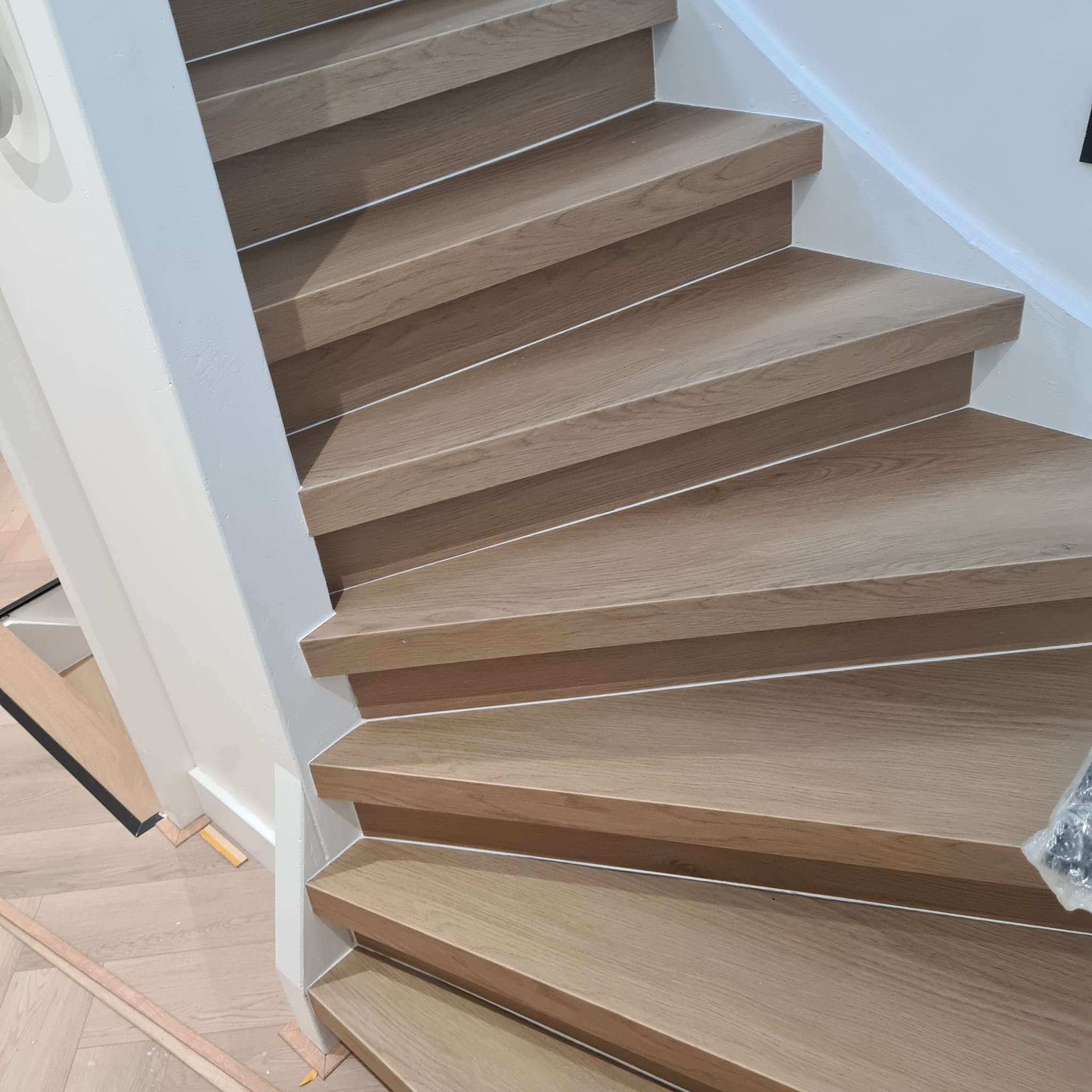 Gerenoveerde trap met houtlook treden en stootborden